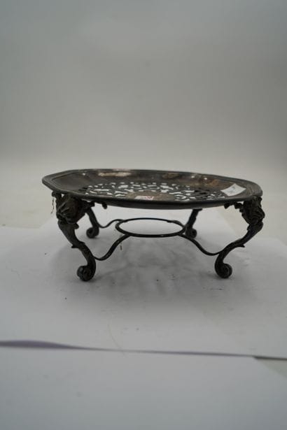 Chauffe-plat en argent de forme mouvementé...