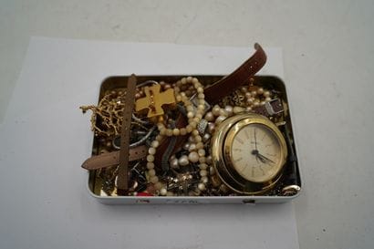 Réunion de bijoux fantaisie donc réveil Seiko,...