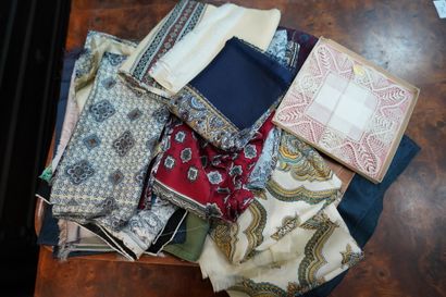 Réunion de foulards divers et napperons.
En...