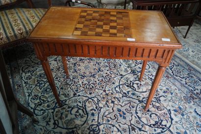 Table à jeu en bois naturel, le plateau marqueté...