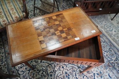 Table à jeu en bois naturel, le plateau marqueté...