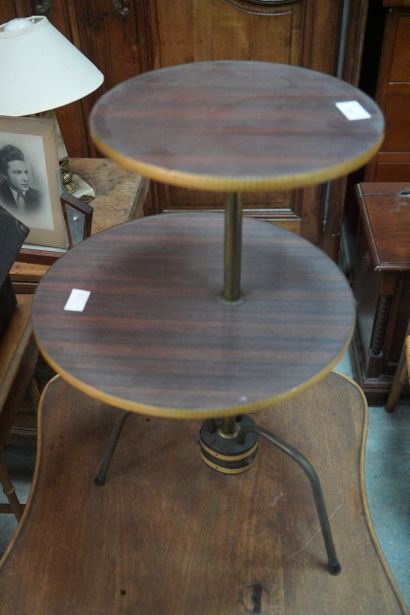 Trois tables gigogne en bois naturel, le...
