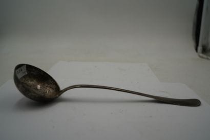 Louche en argent 950/°°, la spatule monogrammée...