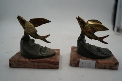 L. TARLET
Paire de serre-livres en bronze...