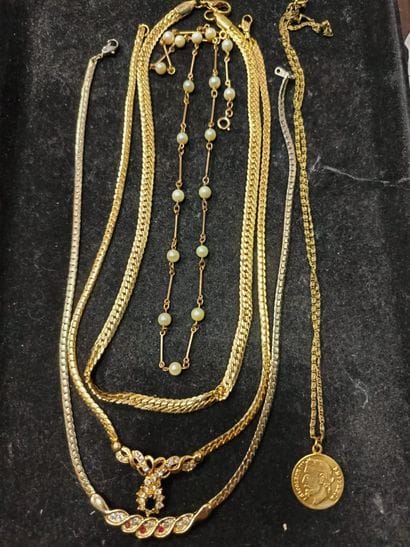 Réunion de chaînes, bracelets, pendentifs,...