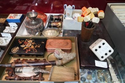 Réunion d'objets de vitrine dont salière,...