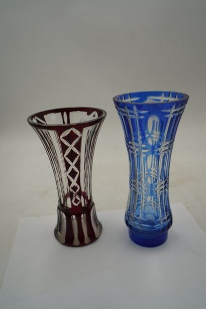 Deux vases en verre bleu et rouge.
En l'...