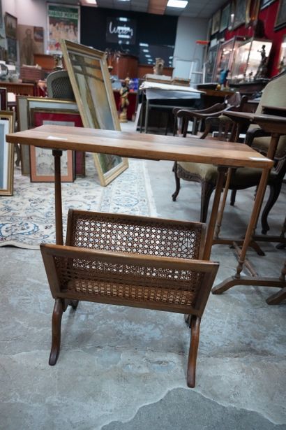 Paire de fauteuils en bois courbé, le dossier...