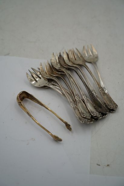 Suite de 12 fourchettes à huitre en argent,...