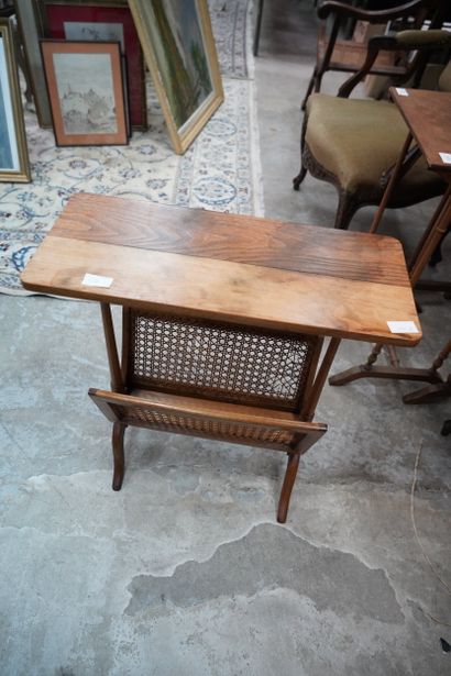 Paire de fauteuils en bois courbé, le dossier...