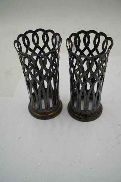 Paire de montures de vase en argent à décor...