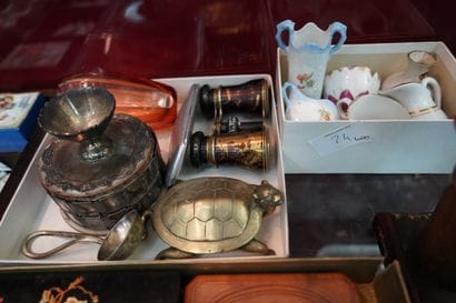 Réunion d'objets de vitrine dont salière,...