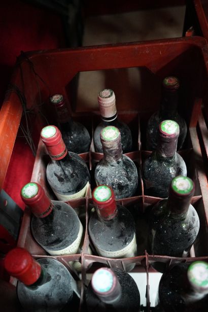 Réunion de bouteilles de vins liqueurs et...