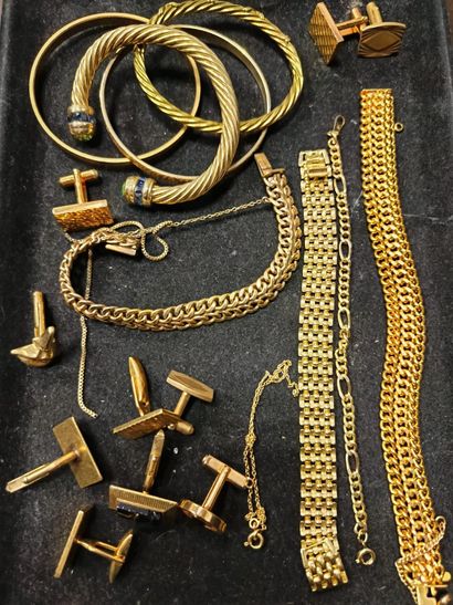 Réunion de chaînes, bracelets, pendentifs,...
