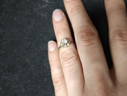 Bague solitaire en or gris 18k (750) ornée...
