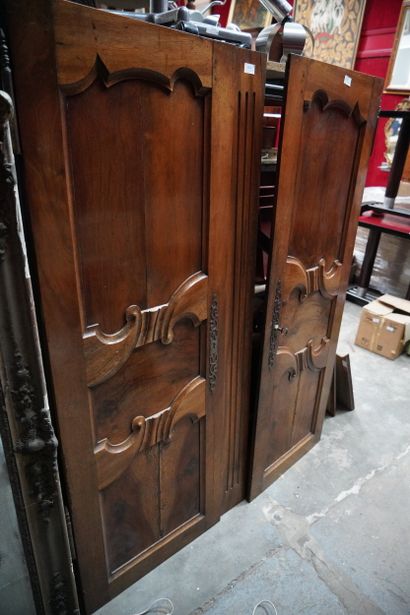 Deux portes d'armoire en bois mouluré.
En...