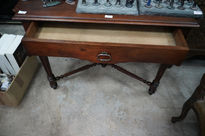 Bureau plat en bois foncé, ouvrant à un tiroir...