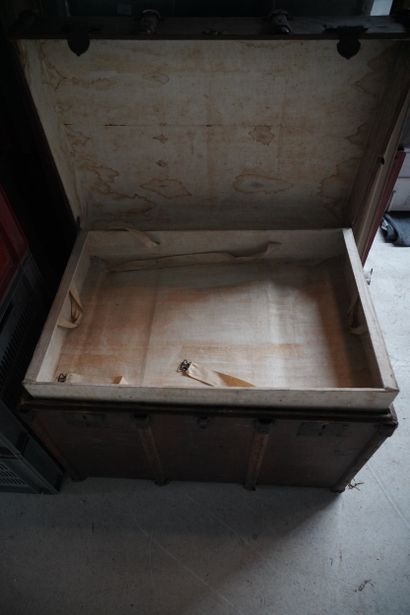 Coffre rectangulaire en bois et cuir.
En...