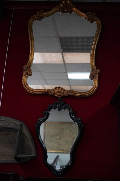 Important miroir de forme mouvementé en bois...