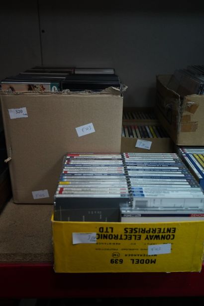 Réunion de CD divers.
On joint une platine...