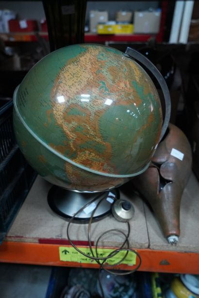 Réunion de globes, pieds de lampes, vase,...