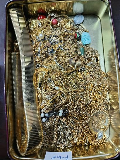 Réunion de chaînes, bracelets, pendentifs,...