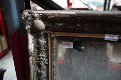 Miroir, l'encadrement en bois et pate.
Très...