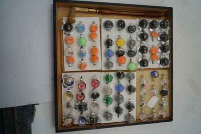 Réunion de bijoux fantaisie, deux boites.
En...