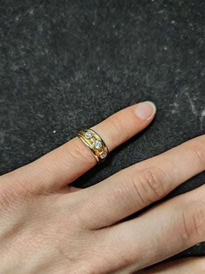 Bague jonc en or jaune et or gris 18K sertie...