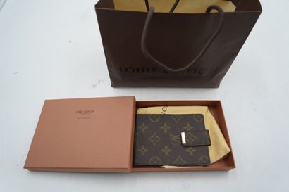 LOUIS VUITTON 
PORTE-CHEQUIER
Toile enduite...