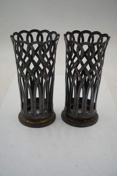 Paire de montures de vase en argent à décor...