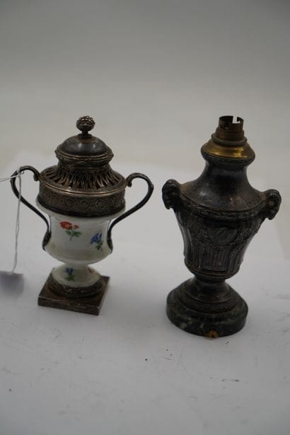Pot-pourri en porcelaine à décor floral polychrome,...