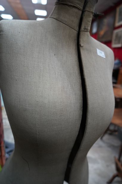 Mannequin Formelliat Paris, sur trépied.
En...