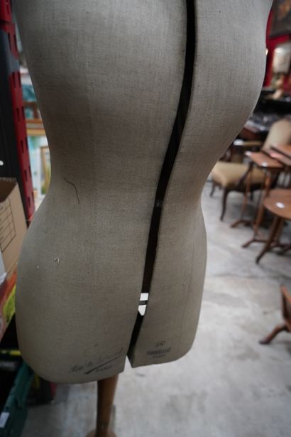 Mannequin Formelliat Paris, sur trépied.
En...