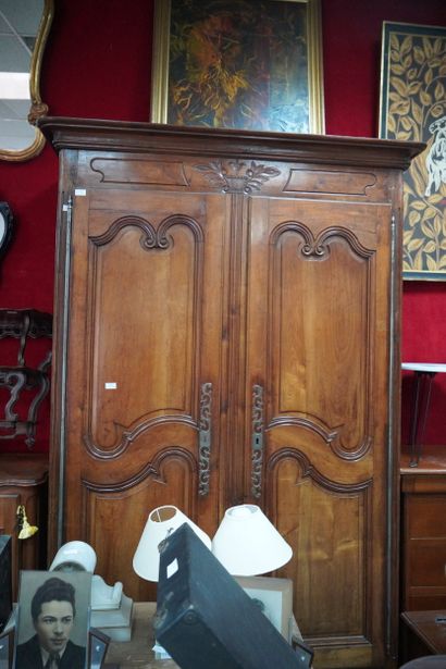 Armoire en bois naturel mouluré et sculpté,...