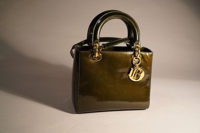 CHRISTIAN DIOR
SAC LADY DIOR
Veau verni bronze...
