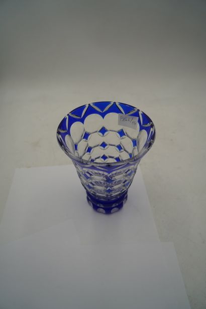 Vase cornet en verre bleuté à décor de losanges.
En...