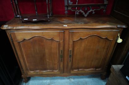 Buffet bas en bois mouluré, ouvrant à deux...