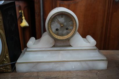 Pendule en placage d'onyx et deux pieds de...