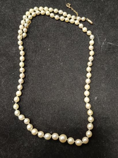 Collier de perles en chute.
En l'état.