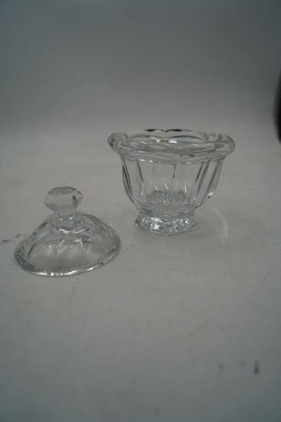 BACCARAT
Sucrier couvert à pans en cristal,...