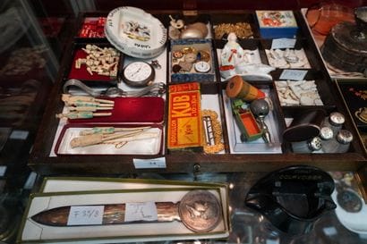 Réunion d'objets de vitrine dont salière,...