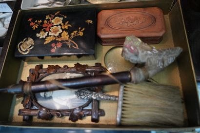 Réunion d'objets de vitrine dont salière,...