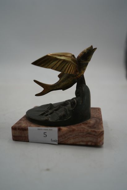 L. TARLET
Paire de serre-livres en bronze...