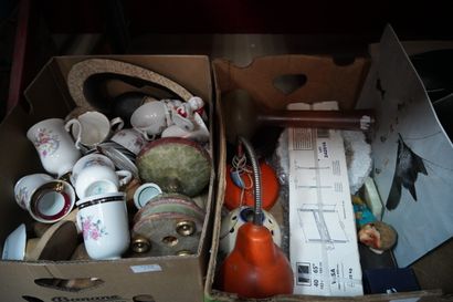 Réunion de trois cartons de vaisselle, lampes...