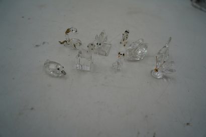 Réunion de 9 sujets en verre et cristal,...