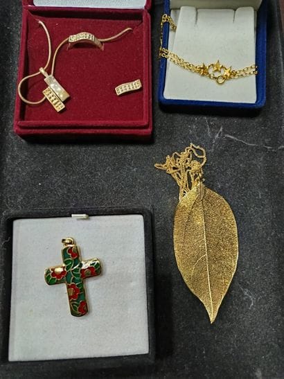Réunion de chaînes, bracelets, pendentifs,...