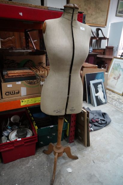 Mannequin Formelliat Paris, sur trépied.
En...