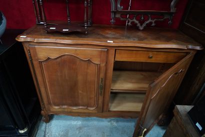 Buffet bas en bois mouluré, ouvrant à deux...