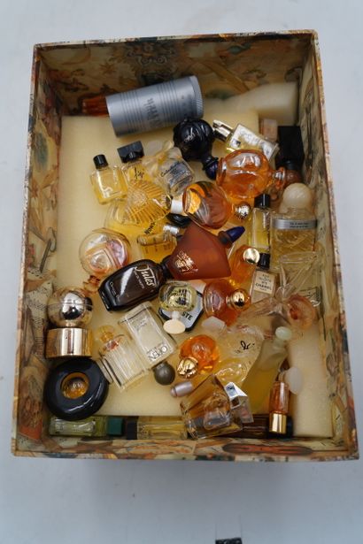Réunion de flacons de parfum miniatures.
En...